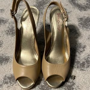 Like new Lilly Pulitzer sand colored leather wedge sandal size 8.5
